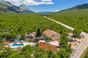 una vista aérea de una casa con piscina y montañas en Holiday home Danica, en Ožići