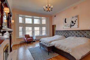 1 dormitorio con 2 camas y chimenea en Sublime Residence Downtown Montreal, en Montreal