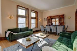 sala de estar con sofá verde y mesa en Sublime Residence Downtown Montreal, en Montreal