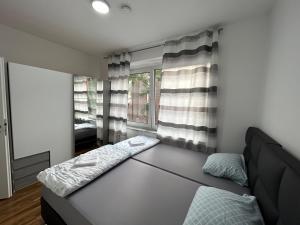 uma sala de estar com uma cama e uma janela em Apartment am Gustav-Lübcke Museum - Hbf em Hamm