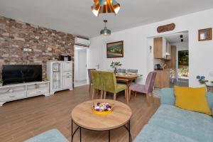 Μια τηλεόραση ή/και κέντρο ψυχαγωγίας στο Holiday home Danica