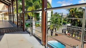 d'un balcon avec vue sur une maison. dans l'établissement Inak villa, à Grand Baie