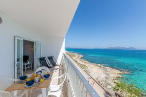balcón con mesa y vistas al océano en YourHouse Ocean, en Can Picafort