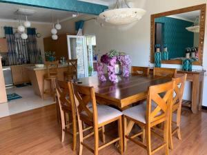 - une salle à manger avec une table et des chaises en bois dans l'établissement Inak villa, à Grand Baie