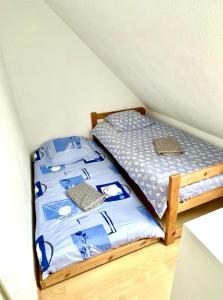 エルドゥヴァンにあるJolie petite maison à 500m de la plage d'Erdevenの小さなベッドルーム(青いシーツ付きのベッド1台付) +22枚の写真