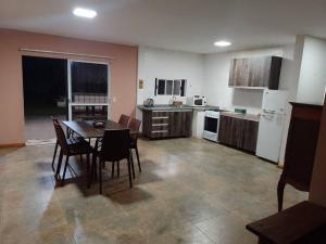 uma cozinha e sala de jantar com mesa e cadeiras em Casa Laurel em Puerto Iguazú