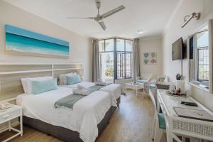 Postel nebo postele na pokoji v ubytování Bayview Hotel