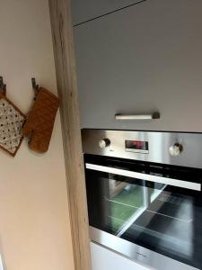 a kitchen with a stainless steel oven in a kitchen at Joli appartement à Fegersheim in Fegersheim