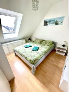 een kleine slaapkamer met een bed op zolder bij Jolie petite maison à 500m de la plage d'Erdeven in Erdeven