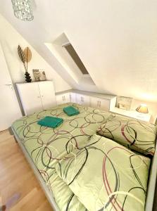 een slaapkamer met een groot bed op zolder bij Jolie petite maison à 500m de la plage d'Erdeven in Erdeven