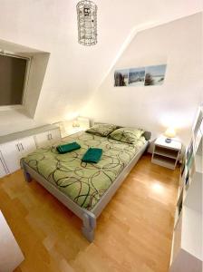 een slaapkamer met een bed in een witte kamer bij Jolie petite maison à 500m de la plage d'Erdeven in Erdeven