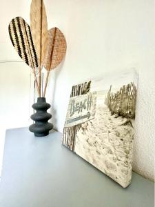 エルドゥヴァンにあるJolie petite maison à 500m de la plage d'Erdevenのテーブルの上にビーチの絵が描かれた本