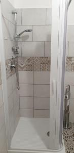 y baño con ducha y puerta de cristal. en Casa di Sissi en Monterosso Almo