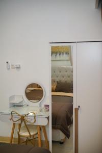 Staycation in Style at Fya Home的休息区