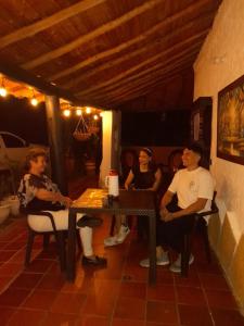 un gruppo di persone seduti intorno a un tavolo di HOSPEDAJE CAMPESTRE VILLA PARAISO a Curití Altre 27 foto