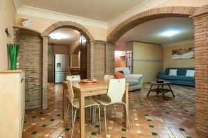 スペルロンガにあるCasa Vacanze Polifemo Loftのキッチン、リビングルーム(テーブル、椅子付)