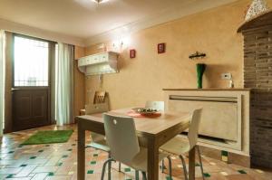 una sala da pranzo con tavolo e sedie in legno di Casa Vacanze Polifemo Loft a Sperlonga Altre 12 foto