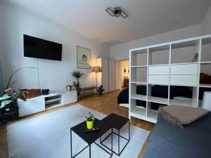 ein Wohnzimmer mit einem Sofa und einem TV in der Unterkunft schickes & gemütliches Studio in Wien