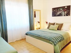 1 dormitorio con 1 cama en una habitación con ventana en CasaRava Sul Parco, en Riccione