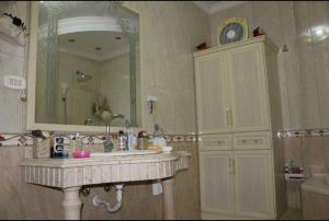 a bathroom with a sink and a mirror at شقه مفروشه مميزه in Cairo