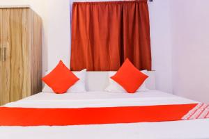 Uma cama ou camas num quarto em OYO 76253 P Crown Hotel