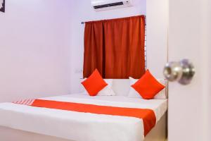 Uma cama ou camas num quarto em OYO 76253 P Crown Hotel
