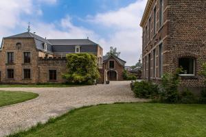 - une vue extérieure sur un bâtiment en briques avec une allée dans l'établissement Sjetootje / Château Boirs, 