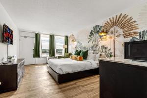 una camera con letto e TV di The Mallard Hotel & Suites a Copperhill