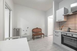 eine Küche mit einer Spüle und einem Stuhl darin in der Unterkunft Sant'Agnese Cosy Flat - few steps of Verdi Theatre in Padua
