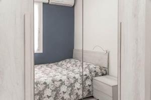 ein kleines Schlafzimmer mit einem Bett und einem Fenster in der Unterkunft Sant'Agnese Cosy Flat - few steps of Verdi Theatre in Padua