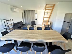 ジャール・シュル・メールにあるLa Maison Manoleの大きな木製テーブルと椅子が備わります。 +8枚の写真