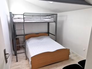 1 Schlafzimmer mit 2 Etagenbetten in einem Zimmer in der Unterkunft La Maison Manole in Jard-sur-Mer