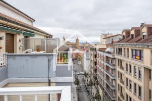 uma vista para uma rua da cidade a partir de uma varanda em Ático Quintana II - con terraza, en el centro con Wifi y garaje em Oviedo