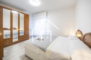 um quarto com uma cama grande e um espelho em Ático Quintana II - con terraza, en el centro con Wifi y garaje em Oviedo
