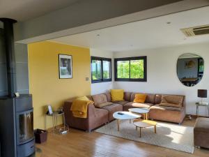 sala de estar con sofá y chimenea en Maison des Coteaux blancs, en Chaudefonds-sur-Layon