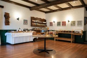 una habitación con una panadería con una mesa con pastas en Seilers Vintage Hotel & Spa en Kandersteg