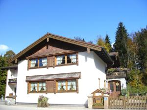 a white house with a brown roof at Ferienwohnung Kaidisch - Reiter in Ruhpolding