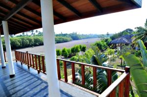 Balkoni atau teres di Pearl Cave Cabanas & Resturant