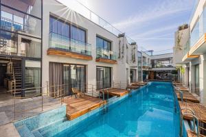 una piscina al lado de un edificio en Gözegir Hotel, en Bodrum City