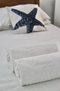 ブジオスにあるPeixe Crew Centroの白いベッド(白い枕2つ、星の枕付)
