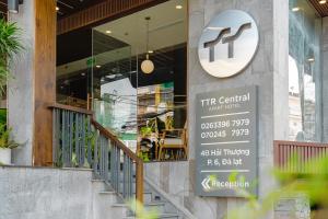 Chứng chỉ, giải thưởng, bảng hiệu hoặc các tài liệu khác trưng bày tại TTR Central Apart Hotel