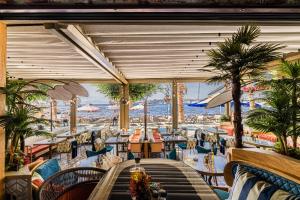 um restaurante com vista para a praia em Gözegir Hotel em Bodrum City