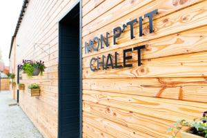 a sign on the side of a wooden building at Le Domaine de la Clarté AUXERRE - VENOY in Auxerre