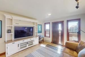 un salon avec une télévision et un canapé dans l'établissement Noyes Retreat, à Sea Ranch