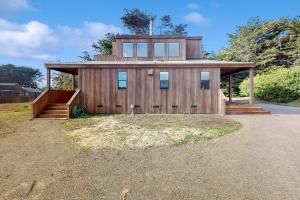 une maison en bois avec une tour au sommet dans l'établissement Noyes Retreat, à Sea Ranch
