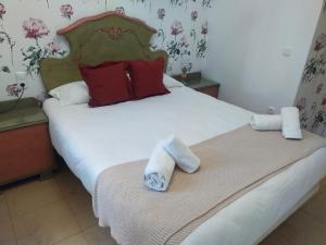 sypialnia z łóżkiem z ręcznikami w obiekcie CENTRO ANTEQUERA Apartamento Calzada Centro w mieście Antequera