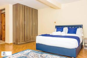 Кровать или кровати в номере Taliah Homestays