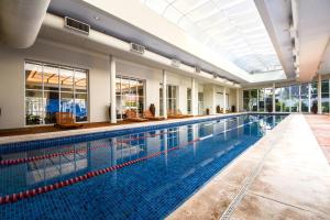 an indoor swimming pool with a large swimming pool at Çiragan Apartments by BnbHost in Sao Paulo