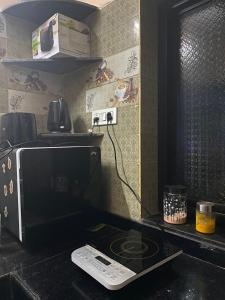 un forno a microonde seduto sopra un bancone della cucina di Keylo Homes ad Arambol