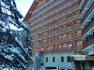Zdjęcie z galerii obiektu Appartement spacieux rénové ski aux pieds, balcon, parking, Wi-Fi - FR-1-688-50 w Méribel